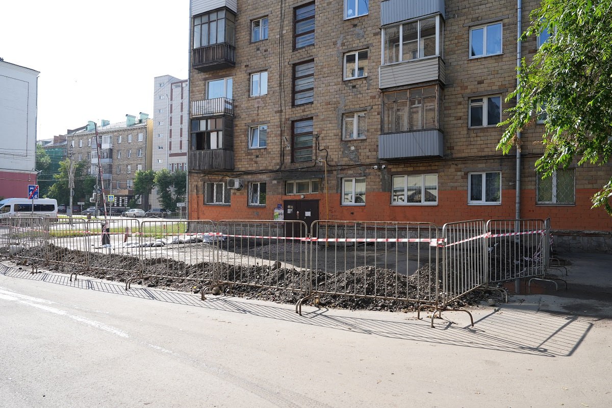 Причины провала асфальта возле дома на Бограда назвали в мэрии Специалисты назвали две причины, из-за которых рухнул грунт в центре Красноярска. По словам генерального директора «Научно-технического прогресса» Александра Шадрина, во всем виноват грунт под первым подъездом: он состоит из песка и мелких частиц, которые легко вымываются. Дополнительная проблема возникла из-за нелегальных погребов под домом, которые снесли, но грунт под ними не уплотнили. Теперь подрядчик должен усилить фундамент с помощью бетонных свай и уплотнить стены, на которые упираются лестничные площадки. Работы обещают выполнить за два месяца. Это Борус.Люди