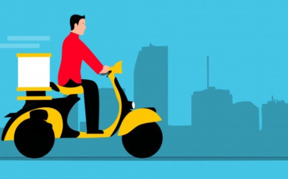 В Роспотребнадзоре хотят ужесточить требования к курьерам   globalmsk ru news id 78451 Сервисы доставки готовой еды набирают все большую популярность Однако не всегда курьеры имеют надлежащий вид что беспокоит некоторых потребителей В Роспотребнадзоре решили серьезно заняться этим вопросом вплоть до ужесточения требований к представителям данной профессии Клиенты отмечают что курьеры не всегда выглядят должным образом Их оборудование тоже порой оставляет желать лучшего Рюкзаки для переноски заказов иногда имеют стертые углы щели в которые попадают вредоносные микробы Безусловно постоянное нахождение на улице и регулярное движение изнашивают инвентарь но в сфере питания все же должна отсутствовать антисанитария Контрольные ведомства решили заполнить эти пробелы Об идее разработать новые требования для курьеров рассказала Анна Попова глава Роспотребнадзора Чиновник отметила что ужесточатся правила для хранения и транспортировки продуктов Интернет магазинам придется более серьезно