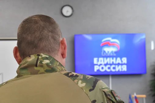 «Единая Россия» рассчитывает, что участники СВО получат на осенних выборах 10% мандатов Участники специальной военной операции могут получить каждый десятый мандат на сентябрьских выборах в региональные и муниципальные парламенты. На такой результат, в частности, ориентируются в «Единой России». По мнению эксперта, 10% — это взвешенная доля представительства ветеранов во власти, которую можно экстраполировать и на предстоящую в 2026 году думскую кампанию. По данным ЕР, на предварительное внутрипартийное голосование праймериз , которое пройдет с 19 по 25 мая, подали заявки 21,4 тыс. человек, включая 940 участников СВО. Основная часть ветеранов метит в муниципальные депутаты, а на выборы в заксобрания десяти субъектов Воронежская, Калужская, Костромская, Курганская, Магаданская, Новосибирская, Рязанская и Челябинская области, Республика Коми и Ямало-Ненецкий округ стремятся попасть 54 человека с боевым опытом, ранее подсчитал “Ъ” списки праймериз в Белгородской области не раскрываются по соображениям безопасности . По словам другого, на «проходные» места в списках в Воронежскую гордуму могут попасть не менее двух участников СВО то есть 6% от 36 мандатов , а в областную — не менее пяти 9% от 56 . Фото: Александр Коряков/Коммерсантъ Подписывайтесь на «Ъ-Черноземье»