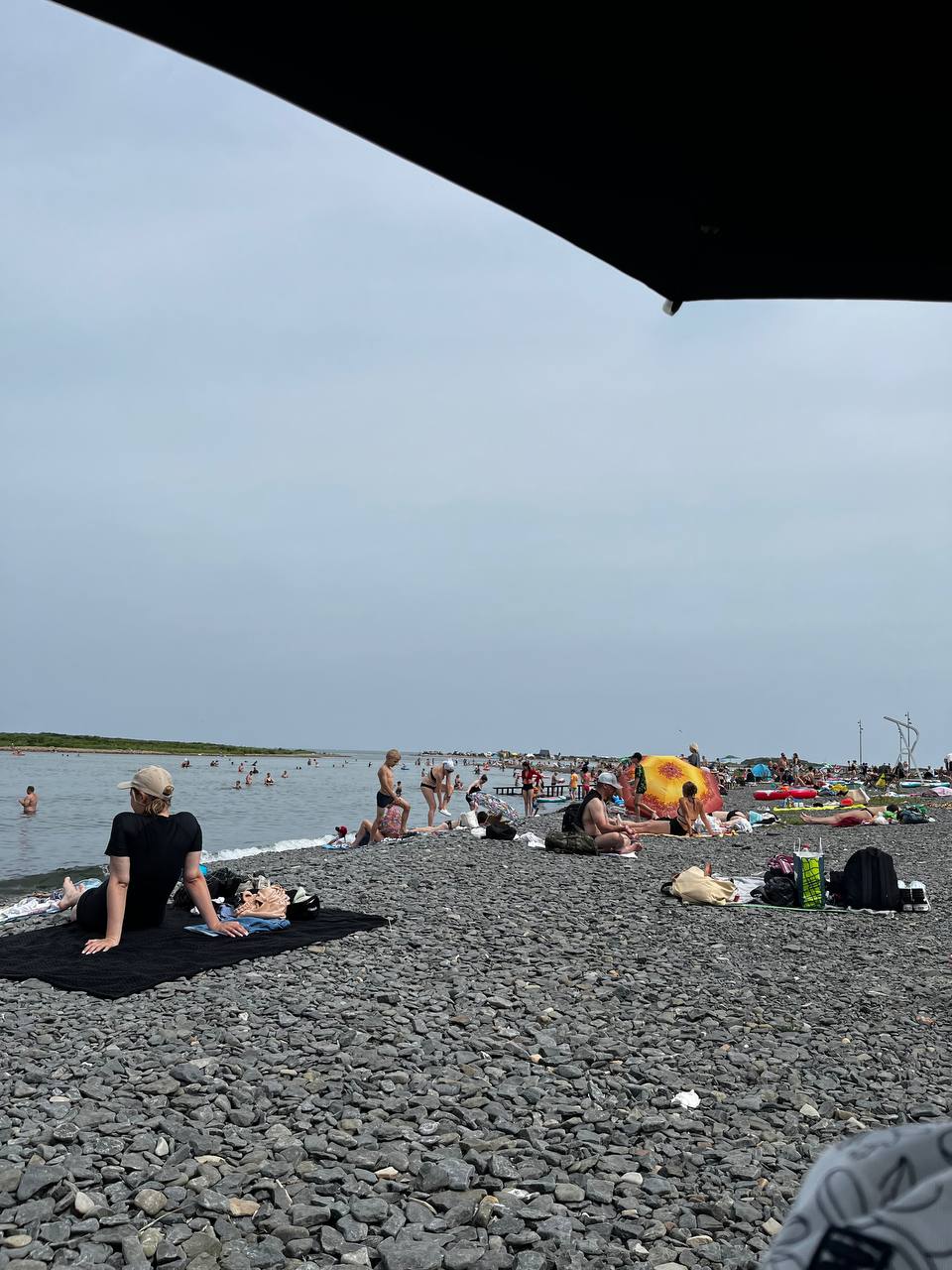 Рекордное потепление морской воды в Приморье В июне 2025 года показатели превысили июнь 2024 года на 5-7°С, а средняя температура воды оказалась на 4°С выше многолетней нормы. Тенденция к экстремальному потеплению продолжается и в начале июля: в первой декаде месяца температура превышала многолетние показатели на 5-6°С. На 4 июля в Амурском заливе температура достигла +25°С, в заливе Посьета — +26°С, а в бухте Находка — +17°С.