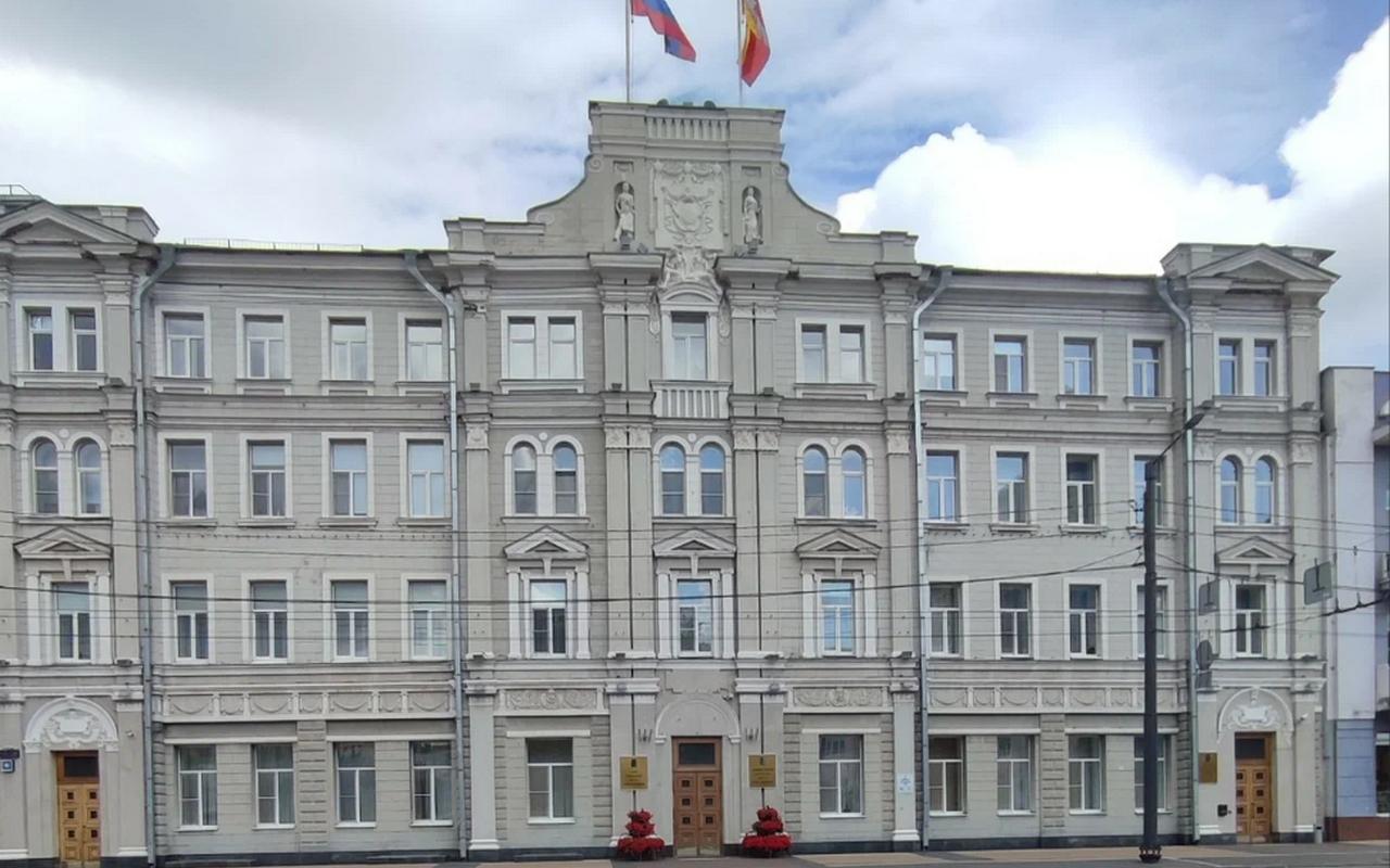 Советник губернатора и чекист Роман Бровкин перешел на работу в мэрию Воронежа Изучив документы областного правительства и мэрии Воронежа а также поговорив с рядом чиновников Абирег обнаружил что известный в узких властных кругах чекист Роман Бровкин сменил место работы Ранее господин Бровкин работал советником губернатора Александра Гусева по деликатным темам связанным в основном с безопасностью внутри правительства региона Сейчас он назначен руководителем аппарата антитеррористической комиссии администрации Воронежа Прикомандированный Роман Бровкин коллегами описывается как сотрудник точно знающий свое дело и умеющий приносить пользу По одной из версии как это нередко бывает у чекистов сотрудника провели по горизонтальной ротации Источники издания не исключают скоро можно ожидать возвращения Бровкина на региональный уровень уже в более высоком статусе t me abireg max