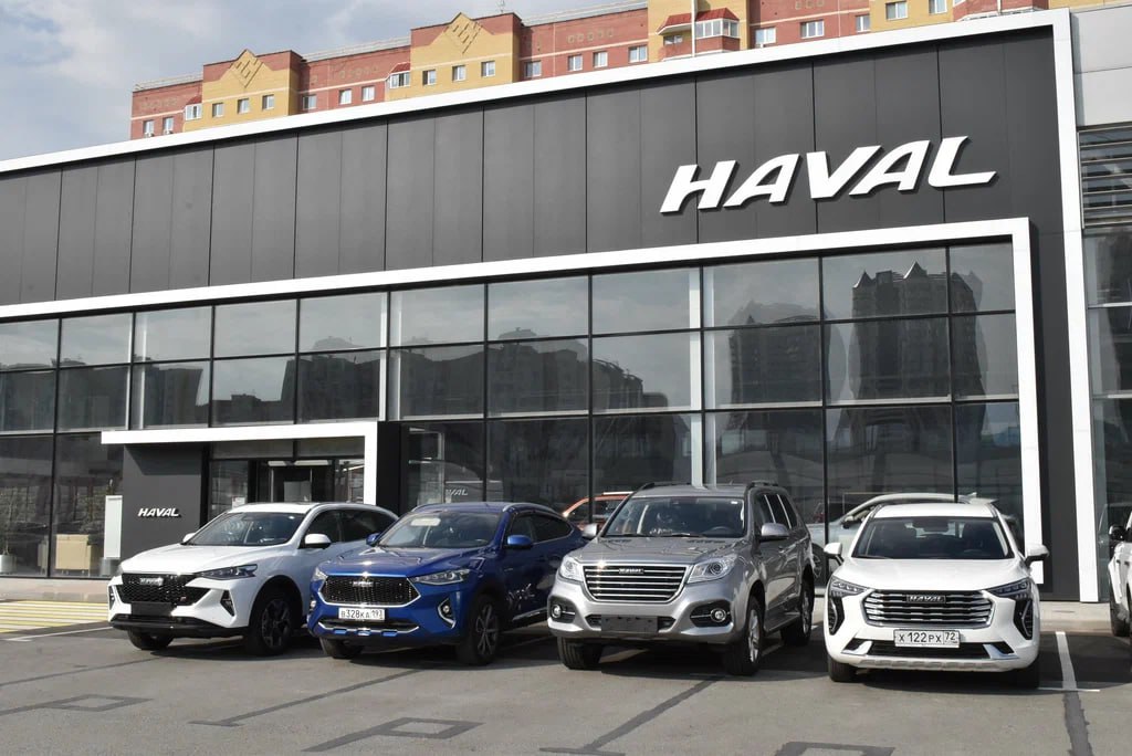 Haval и Tank переименуют в России Китайский концерн Great Wall Motor решил добавить свое наименование в начале каждого своего бренда. Теперь эти марки будут звучать так: GWM Haval, GWM Tank, GWM Ora и GWM Wey. У Great Wall Motor был еще и собственно сам бренд GWM, его использовали в России под пикапы. Чтобы не делать GWM GWM, он теперь переименован в GWM Poer. Зачем утяжелять названия? В китайской компании объясняют, что это для "укрепления единого восприятия бренда", чтобы "активно продвигает мировую стратегию One GWM". Под эти соусом переименована и российское ООО "Хавейл Мотор Рус". Он вам не Хавал.