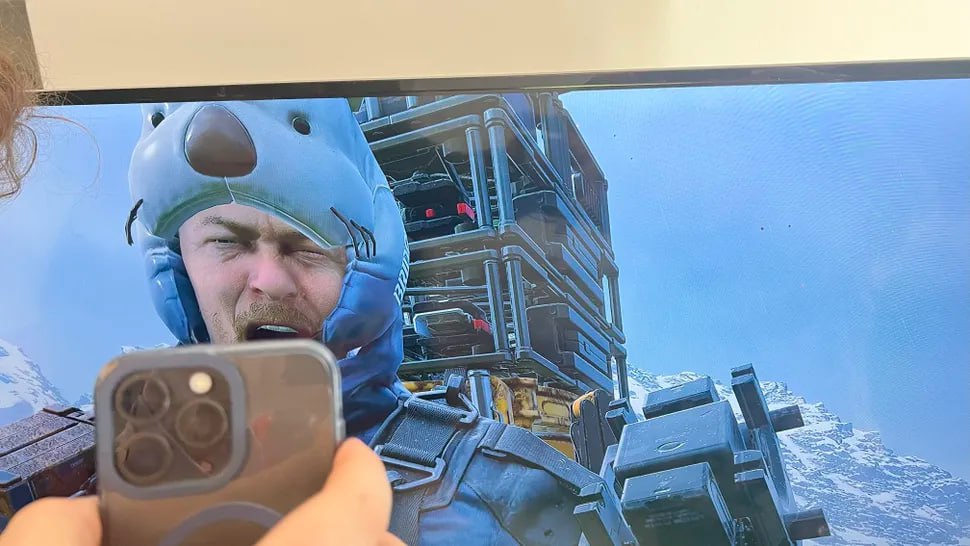 «Спасибо, Кодзима»: как Death Stranding помогает обмануть верификацию в Discord  Британские пользователи начали использовать снимки Нормана Ридуса из фоторежима игры, чтобы пройти проверку возраста на Discord и получить доступ к 18+ контенту.  После введения в Великобритании закона о подтверждении возраста через селфи или документы, геймеры нашли нестандартный способ обойти требования.