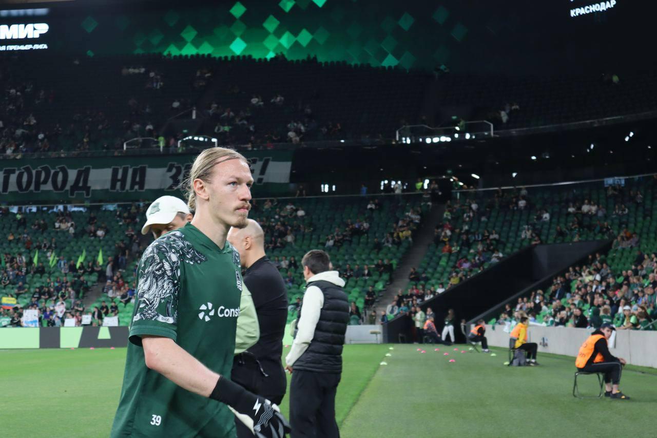 Воспитанник ФК «Краснодар» Матвей Сафонов стал обладателем Кубка Лиги чемпионов вместе с ПСЖ! 31 мая в Мюнхене прошёл финал Лиги чемпионов, где ПСЖ обыграл миланский «Интер» со счётом 5:0. В составе парижского клуба — российский голкипер Матвей Сафонов, уроженец Краснодара. Хотя Матвей не вышел на поле в финале, в нынешнем розыгрыше Лиги чемпионов он провёл два матча, один из которых отыграл «на ноль». Для Сафонова это уже четвёртый трофей в первом же сезоне за границей: Лига 1, Кубок Франции, Суперкубок и теперь — главный клубный трофей Европы. Поздравляем Матвея с блестящим дебютом в европейском футболе! #спорт Телеканал «Краснодар»