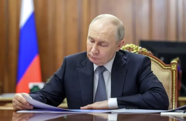 Путин провёл телефонный разговор с национальным лидером Туркменистана Политики обсудили актуальные вопросы дальнейшего укрепления российско туркменского стратегического партнёрства и сотрудничества в торгово экономической культурно гуманитарной и других сферах В разговоре с председателем Народного совета Гурбангулы Бердымухамедовым Владимир Путин подчеркнул важность предстоящего в октябре Совета глав стран СНГ под председательством Туркменистана сообщили в Кремле Подписаться на Говорит Москва Telegram VK МАКС