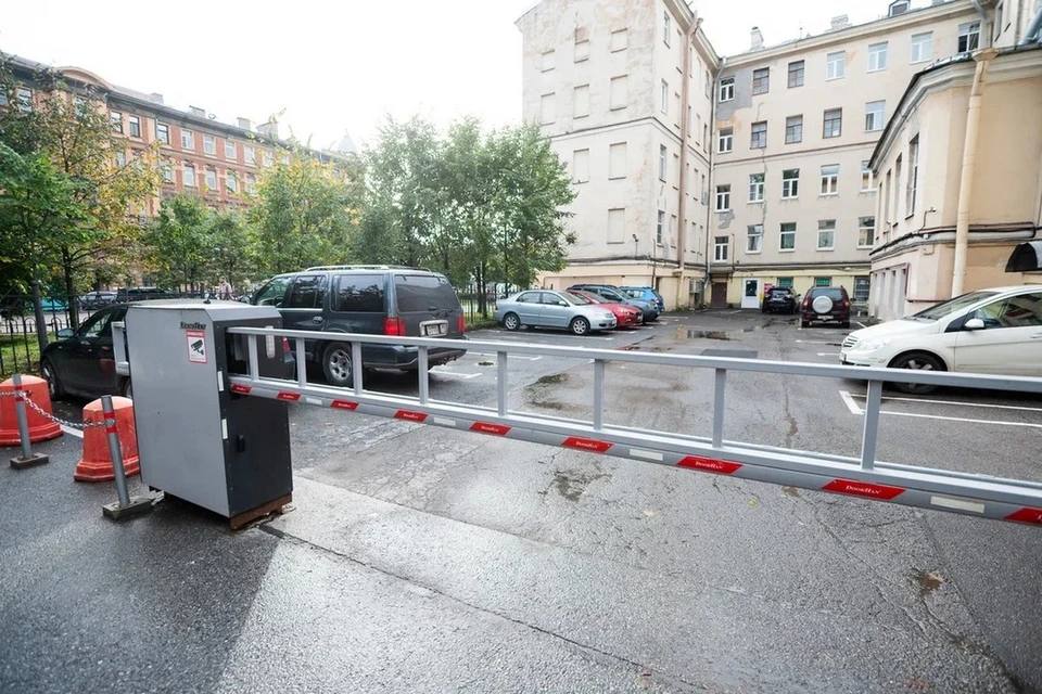 Петербург разрешает шлагбаумы в центре Власти услышали жителей, уставших от чужих машин во дворах. Теперь можно отгородиться от тех, кто экономит на платных парковках, занимая детские площадки и газоны. Проект ещё согласовывают. Поддерживаете инициативу? - Да! / - Нет! Флэш Питер - подписаться