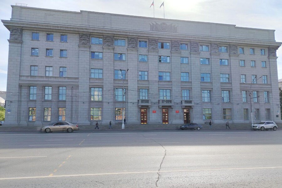 Здание мэрии Новосибирска решили подсветить В Новосибирске объявлен аукцион на выполнение работ по устройству архитектурной подсветки здания мэрии города, которое относится к объектам культурного наследия. Светотехническое оборудование будет установлено его на фасадах. Согласно документации, огни будут гореть разными цветами в зависимости от даты. Предусмотрены варианты для будних дней и праздников. Подробнее читайте по ссылке INFOPRO54 Базовое фото редакции, автор- Юлия Данилова