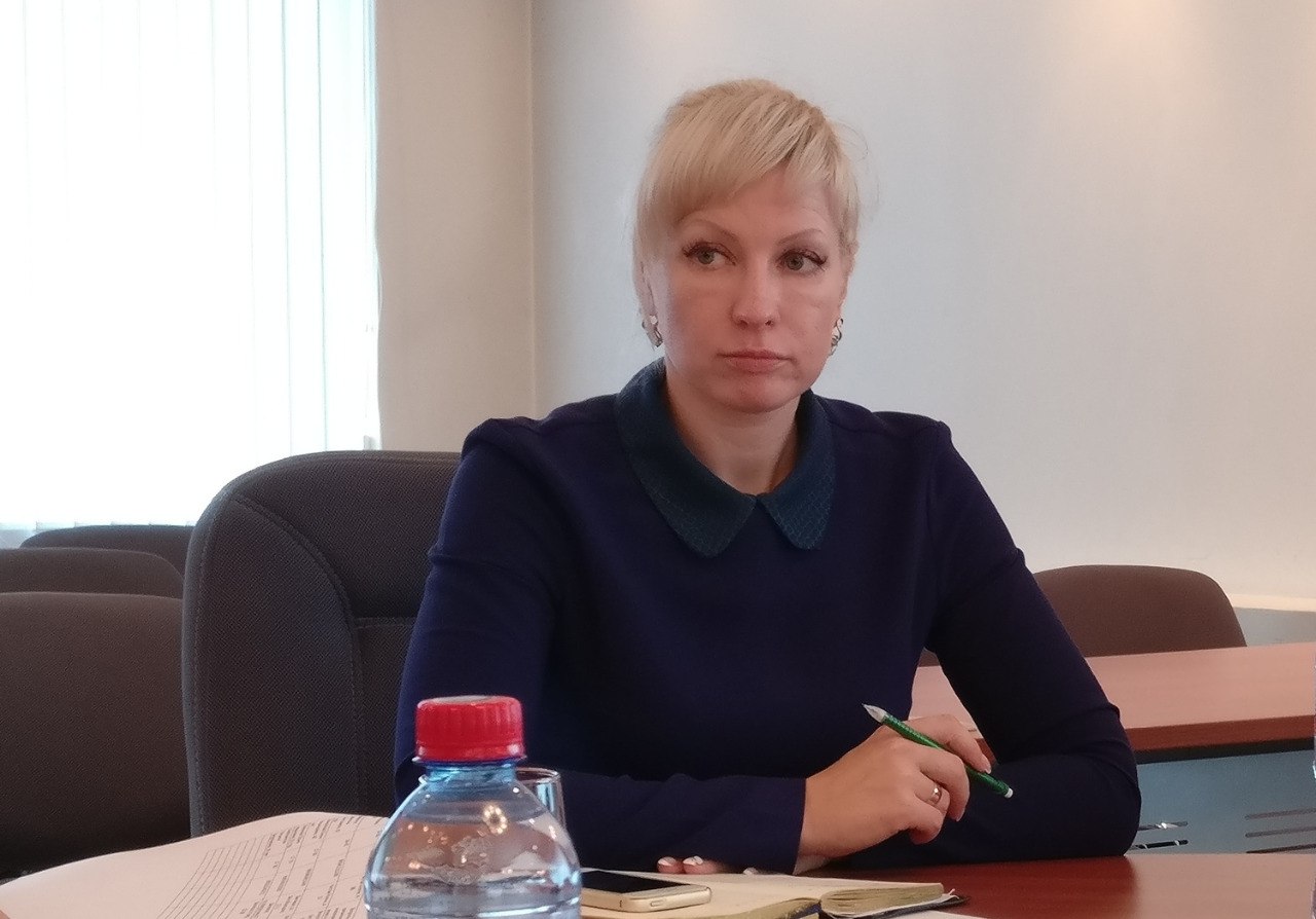 Оксана Вельм возглавила Иркутский областной онкодиспансер  Иркутскому областному онкодиспансеру назначили нового главврача. Им стала бывшая главврач Шелеховской ЦРБ Оксана Вельм, сообщает пресс-служба минздрава Прибайкалья  Вельм пришла в диспансер вместо Романа Зубкова. А он был уволен в мае 2025 года в связи с окончанием срока контракта, который почему-то не стали продлевать. Сам Зубков своё увольнение комментировать не стал, но известно, что он проходил свидетелем по делу о взяточничестве в отношении экс-министра здравоохранения Якова Сандакова, который якобы требовал от Виктории Дворниченко денег за назначение Зубкова.  Оксана Вельм возглавляла Шелеховскую районную больницу в течение восьми лет. В 2021 году в больнице разразился крупный скандал: медики требовали уволить Оксану Вельм, обвиняя её в нарушениях прав медработников и текучке персонала.   #иркутск