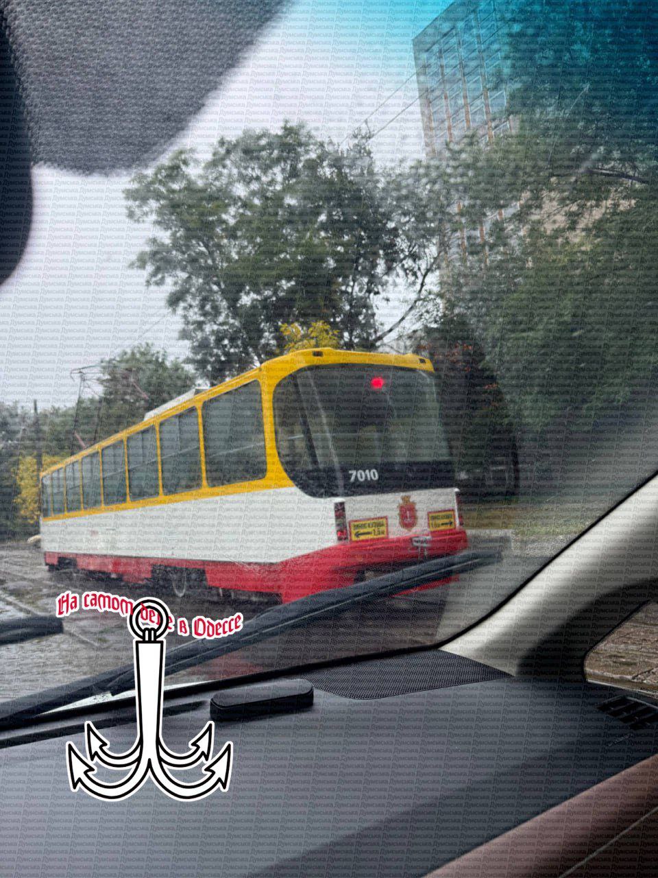 В Одессе из за ливней поднялся уровень воды Особенно сложная ситуация наблюдается в Киевском и Пересыпском районах В связи с этим движение транспорта на некоторых участках затруднено   Будьте осторожны по возможности не передвигайтесь по затопленным территориям ПОДПИСАТЬСЯ Чат Бот Дзен