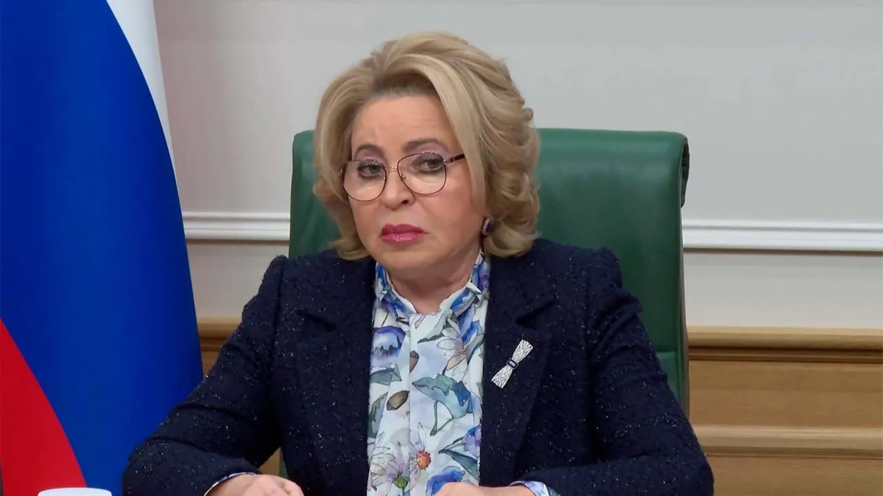 Валентина Матвиенко призвала добиваться равномерного расселения людей по России чтобы люди не ютились в квартирах в нескольких крупных городах вдали от родных мест а строили по всей стране просторные дома заводили большие семьи Спикер Совета Федерации считает что обезлюживание территорий это стратегическая угроза для страны jkinvest news jkinvest