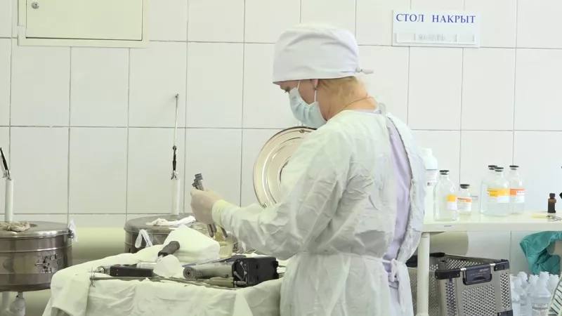 Врачей назвали самыми дефицитными специалистами в Алтайском крае Данные за летний сезон опубликовал портал hh. ru. Также в списке профессий, которых существенно не хватает местным работодателям: агенты по недвижимости, дворники, главные врачи, заведующие отделением, фармацевты-провизоры, токари, фрезеровщики, шлифовщики, повара, пекари, кондитеры, маляры, штукатуры, электромонтажники, ветврачи и ряд других. К самым высокооплачиваемым дефицитным специалистам относятся маляры и штукатуры — рыночный уровень зарплат для них достиг в Алтайском крае 158,3 тысячи рублей. Заработки ниже среднего по рынку, несмотря на нехватку специалистов, предлагают фармацевтам-провизорам 55 тысяч рублей , и дворникам 30,3 тысячи рублей . ТОЛК