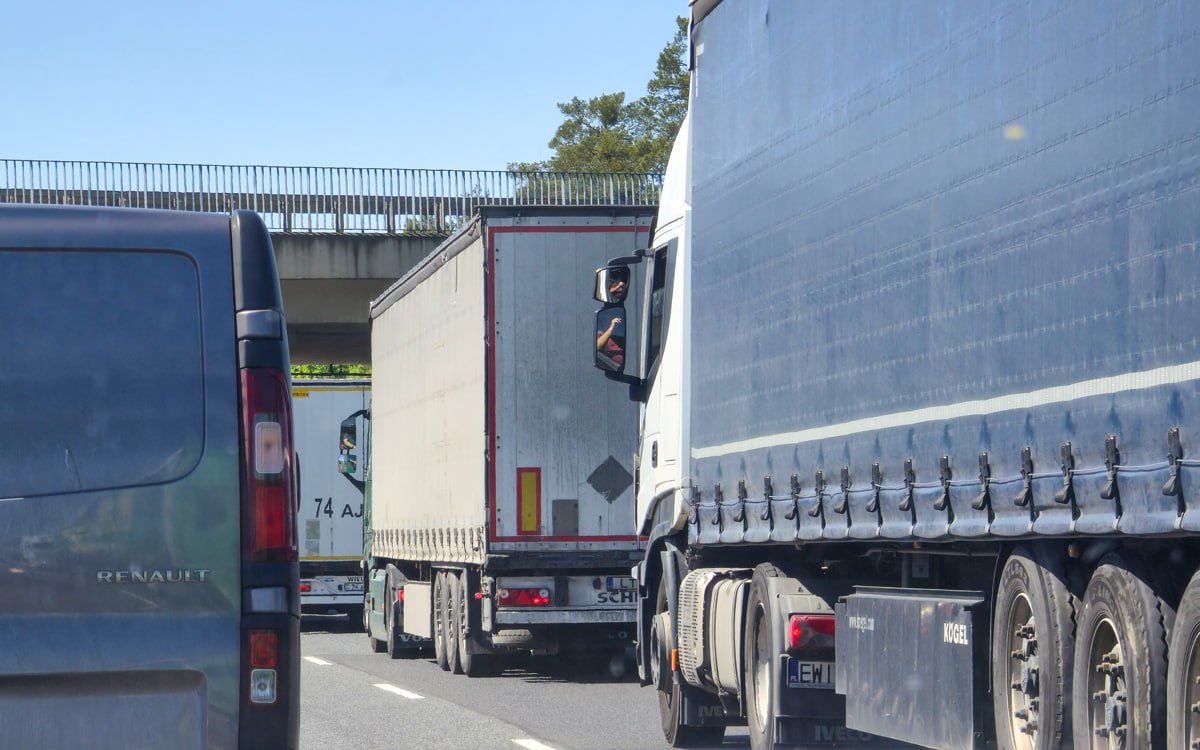 Литва не оформляет фуры через два пункта пропуска на границе с Беларусью Речь о пунктах сопредельных с белорусскими погранпереходами Каменный Лог и Бенякони По информации таможенных органов в пункте пропуска Каменный Лог принимают транспорт частично и оформляют в ручном режиме Легковые авто и автобусы продолжают оформлять в обычном режиме  Подробнее