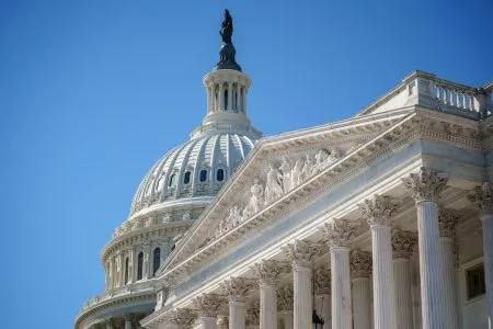 С сайта сената США удалили отчёт о «вмешательстве» России в выборы Как указывает издание Newsweek, удаление отчёта о якобы вмешательстве России в выборы американского президента в 2016 году заметили интернет-пользователи. В последний раз статья была доступна 13 мая. В мае 2020 года президент США Дональд Трамп заявил, что нужно отозвать Пулитцеровские премии у журналистов, которые получили награду за статьи о «вмешательстве». Позже спецпрокурор США Джон Дарем указал, что ФБР руководствовалась неподтвержденными данными — американская разведка не располагала доказательствами. Выборный