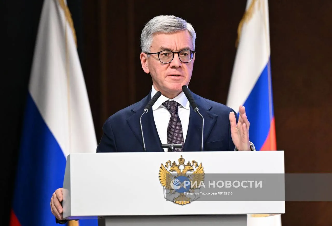 Герман Зверев отрасль поддерживает Росрыболовство и руководителя отрасли   Российским законодательством четко установлены формы общественного контроля в работе ведомств О результатах общественного контроля в рыбной отрасли 8 апреля в ходе Коллегии Росрыболовства рассказал председатель Общественного совета при ведомстве сопредседатель рабочей группы регуляторной гильотины в сфере рыболовства президент ВАРПЭ Герман Зверев Так в минувшем году было проведено 12 заседаний Общественного совета при Росрыболовстве и рассмотрено 32 вопроса Один из наиболее резонансных и чувствительных риск остановки промысла корюшки в Западном рыбохозяйственном бассейне Острота проблемы снята но необходимость в безупречном правовом решении остается подчеркнул Герман Зверев Общественный совет также обсудил конкретные действия по разрешению судебных споров о правомерности выращивания осетровых в акваториях гидротехнических сооружений Астраханской области По результатам обсуждения судоходный шлюз 32 гидроузла Волга судоходные шлюзы 33 34 гидроузла Бушма исключены из перечня внутренних водных путей РФ Соответствующее распоряжение правительства принято 9 февраля текущего года При обсуждении проекта доклада об итогах работы Росрыболовства в 2025 году и задачах на 2026 год Общественный совет единогласно одобрил проект доклада и утвердил восемь рекомендаций по организации работы в 2026 году Полагаем важным отразить в решении Коллегии рекомендации общественного совета отметил глава совета Рабочая группа регуляторной гильотины от экспертного и делового сообщества провела 74 заседания Рассмотрено 87 проектов нормативных правовых актов из них 76 проектов 87 4 согласованы без замечаний 9 проектов 10 3 с замечаниями В 2026 году завершается 6 летний срок действия пакета нормативных правовых актов изданных в рамках механизма регуляторной гильотины и содержащих обязательные требования Речь идет о десятке нормативных актов Предстоит масштабная и системная работа подчеркнул Герман Зверев   По итогам выступления руководитель Росрыболовства Илья Шестаков поручил внести все рекомендации Общественного совета в решение Коллегии и обязательно рассмотреть   Фото Пелагия Тихонова РИА Новости итоги2025