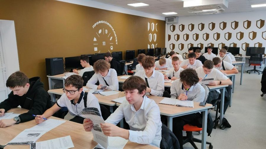 73 орловских студента обучающихся сельскохозяйственным специальностям прошли практику на предприятиях АПК региона В Орловской области успешно реализуется региональный проект Кадры в АПК в рамках нацпроекта Технологическое обеспечение продовольственной безопасности Его цель обеспечить предприятия агропромышленного комплекса квалифицированными специалистами   www infoorel ru news 73 orlovskih studenta obuchayushchihsya selskohozyaystvennym specialnostyam proshli praktiku na predpriyatiyah apk regiona html