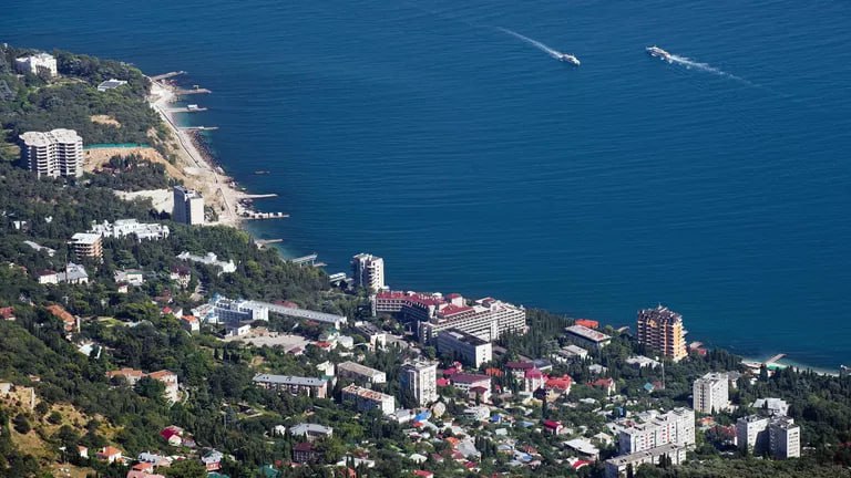 В Крыму составят новый список объектов, подлежащих национализации, заявил Константинов  Речь идёт о недвижимости, принадлежащей украинским олигархам или враждебно настроенным к России гражданам.  В списке числится имущество бывшего премьера Украины Арсения Яценюка и украинской певицы Джамалы. Об этом в интервью РИА Новости заявил глава крымского парламента Владимир Константинов.  «Эта работа — не только наш моральный долг, она приносит реальную помощь экономике республики», — заверил парламентарий.    Подпишись на «Говорит Москва»