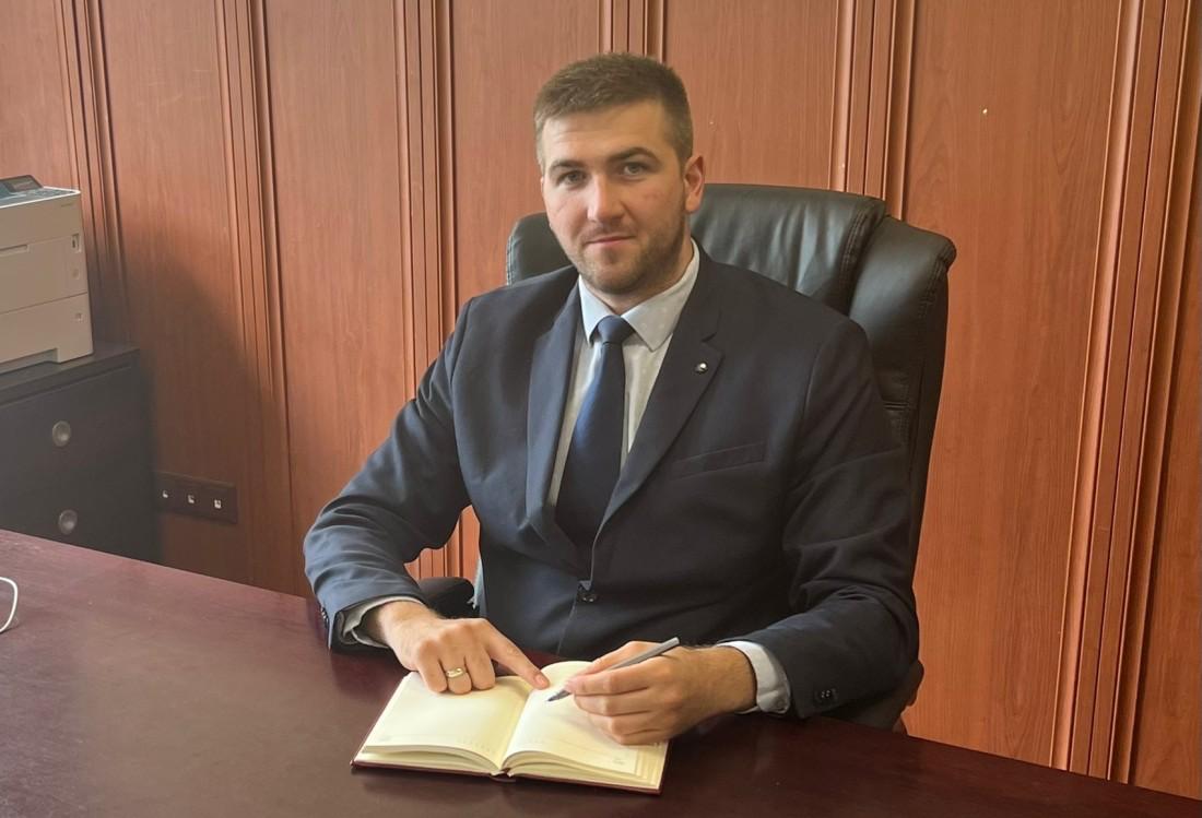 Глава Карелии назначил Александра Меньшикова и о регионального министра строительства ЖКХ и энергетики Указ вступил в силу со 2 декабря Меньшиков имеет магистерскую степень в сфере строительства и второе высшее юридическое Последние четыре года он руководил ГУП КарелКоммунЭнерго а до этого работал в силовых структурах и следственных органах республики Новый и о министра женат и воспитывает трёх сыновей В ближайшее время ему предстоит курировать ключевые отрасли от которых зависят качество городской среды и работы коммунальных служб 5 5 5  Прислать новость