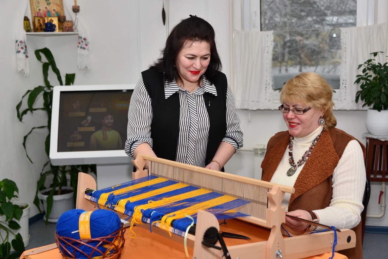 На Ямале выберут лучшие сельские учреждения культуры и их работников Объявлен старт приема заявок на конкурс среди сельских учреждений культуры и их сотрудников Это отличная возможность отметить тех кто вносит весомый вклад в развитие культурной жизни в регионе Кто может участвовать  сельские учреждения культурно досугового типа  музеи  библиотеки  работники этих учреждений со стажем не менее 3 лет По итогам конкурса определят 2 лучших учреждения культуры и 4 лучших работника сферы культуры Все победители получат денежное поощрение А учреждения субсидию на оснащение своей материально технической базы  Важно заявки принимаются до 2 февраля включительно Не упустите шанс заявить о себе и своём учреждении Подробности условия участия и ссылка для подачи заявки на портале КультурЯмала рф КультураЯмала Мы в МАХ