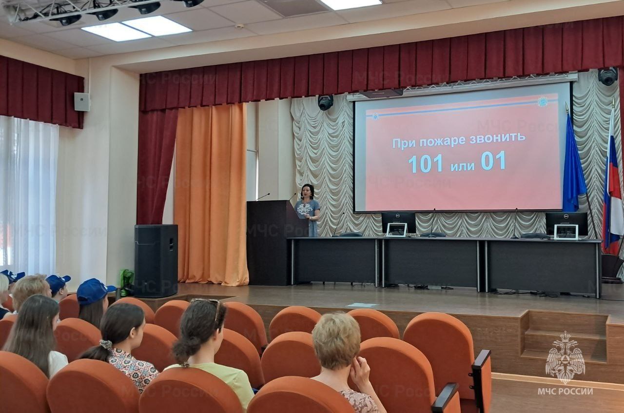 Сотрудники МЧС России на страже детской безопасности    В преддверии летних каникул и Международного дня защиты детей в Самарском учебном центре ФПС прошла встреча школьников с сотрудниками МЧС России.    Ребятам рассказали, как избежать опасных ситуаций летом: – почему нельзя поджигать сухую траву и тополиный пух; – как вести себя у воды и почему нельзя купаться без взрослых; – что делать в экстренной ситуации и какие номера нужно знать наизусть.   Специалисты регионального МЧС России Ольга Санягина и Наталья Нестерова объяснили, какие ошибки чаще всего приводят к беде, и как их избежать.    Лето — время отдыха, но и повышенного риска.  МЧС напоминает: соблюдая простые правила, можно сохранить здоровье и даже спасти жизнь.