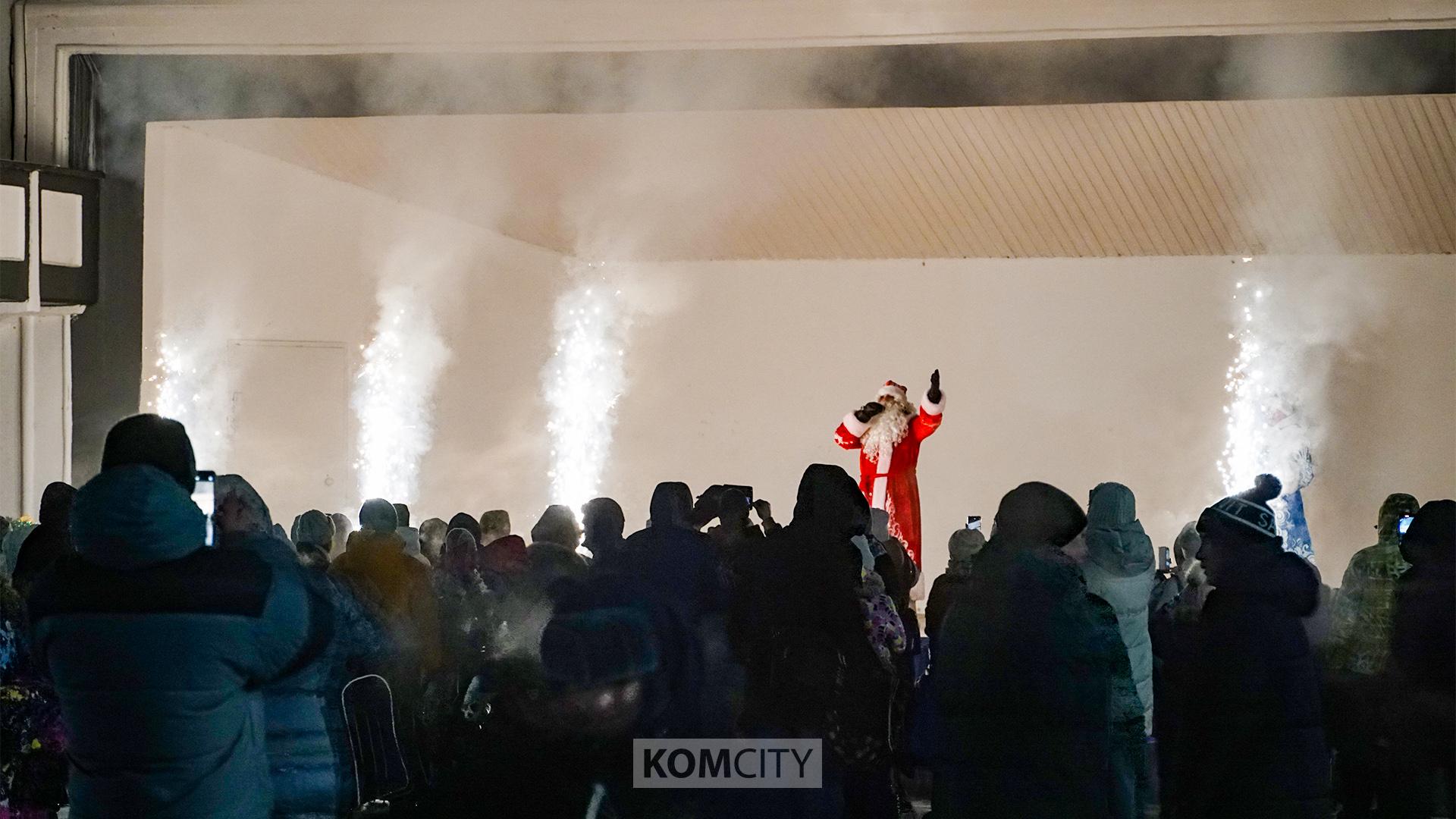 Каток в парке Гагарина торжественно откроют в это воскресенье В это воскресенье 14 декабря в парке Гагарина состоится церемония открытия ледового катка Его заливку завершат к выходным в центре катка уже и ёлочку установили Праздник начнётся в 17 00 открывать каток будут Дед Мороз и Снегурочка Komcity в Телеграм и Max