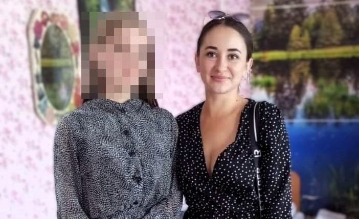 Одна из самых молодых глав муниципальных образований в Иркутской области получила вторую судимость менее чем за год. Накануне суд вынес обвинительный приговор по уголовному делу о халатности в отношении 31-летней Анастасии Улыбиной, руководившей ранее Тарнопольским муниципальным образованием. Суд установил, что из-за бездействия Улыбиной летом 2023 года на 9-летнего мальчика обрушилась стена заброшенного детского сада. Мальчик получил различные травмы, в том числе открытые переломы предплечья и бедра. Отметим, что чуть ранее суд назначил Анастасии Улыбиной штраф за служебный подлог и незаконное присвоение денежных средств. Улыбина фиктивно трудоустроила в администрацию села на должность водителя мужчину, который был знакомым ее супруга. «Водитель» обналичил полученную зарплату и передал Анастасии Улыбиной. Таким образом, они незаконно получили более 300 тысяч рублей. Анастасия Улыбина отделалась штрафом в размере 310 тысяч рублей. Также судом были оштрафованы ее муж и знакомый. Напомним, что Анастасия Улыбина стала главой администрации небольшого села, где проживает около 800 человек, осенью 2022 года. За нее проголосовало более 47% избирателей. Улыбина выдвигалась от ЛДПР. На момент избрания ей было 29 лет.