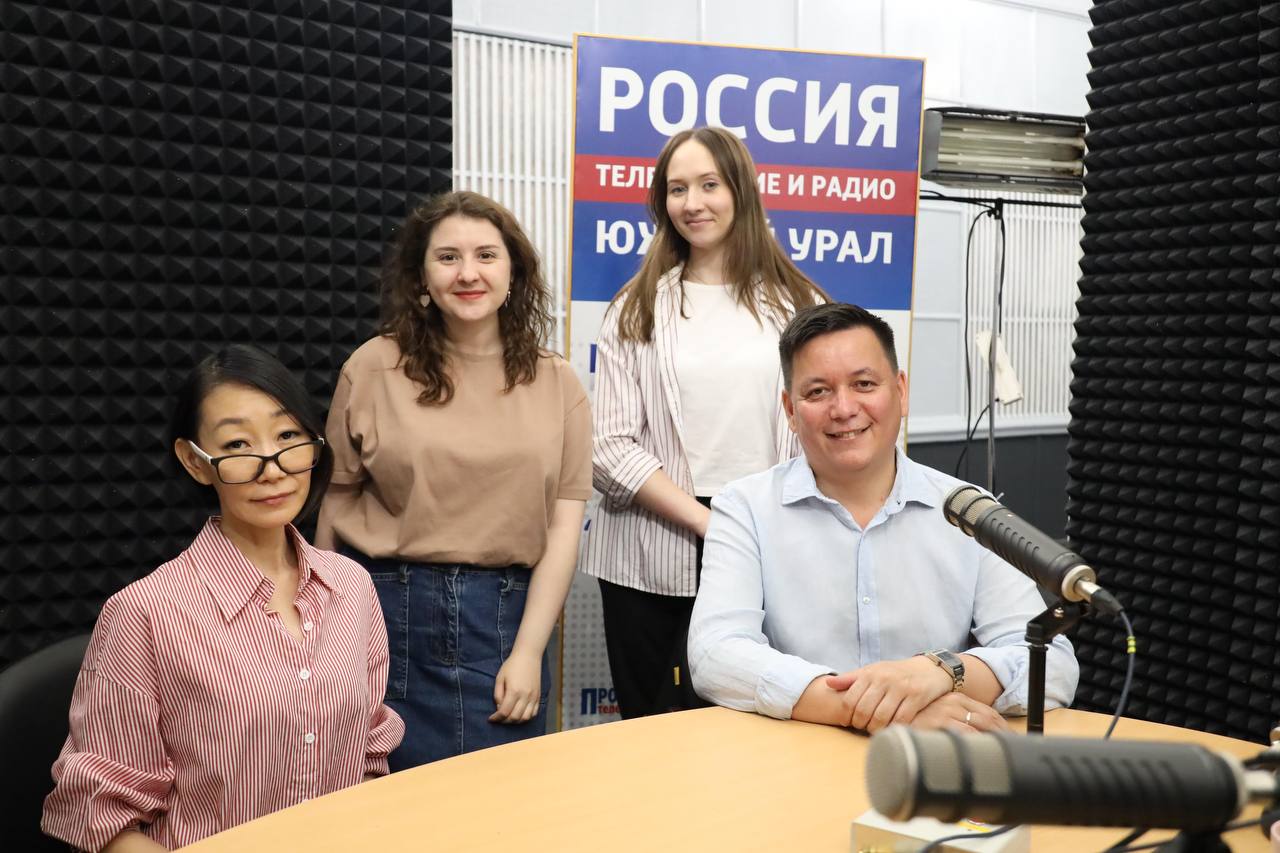 В эти дни в Челябинске проходит Международный фестиваль балета «В честь Екатерины Максимовой». Впервые на сцене театра оперы и балета им.Глинки выступил самый северный театр мира, Государственный театр оперы и балета Республики Саха Якутия . В студии радио «Россия – Южный Урал» побывали директор театра Владислав Лёвочкин и главный балетмейстер Екатерина Тайшина. А хореограф-постановщик Надежда Калинина поделилась подробностями о премьере челябинского театра: балет «Кармен» первыми увидят зрители фестиваля. Слушайте программу «Культурный патруль» сегодня в 17.20, на 97,8 FM.