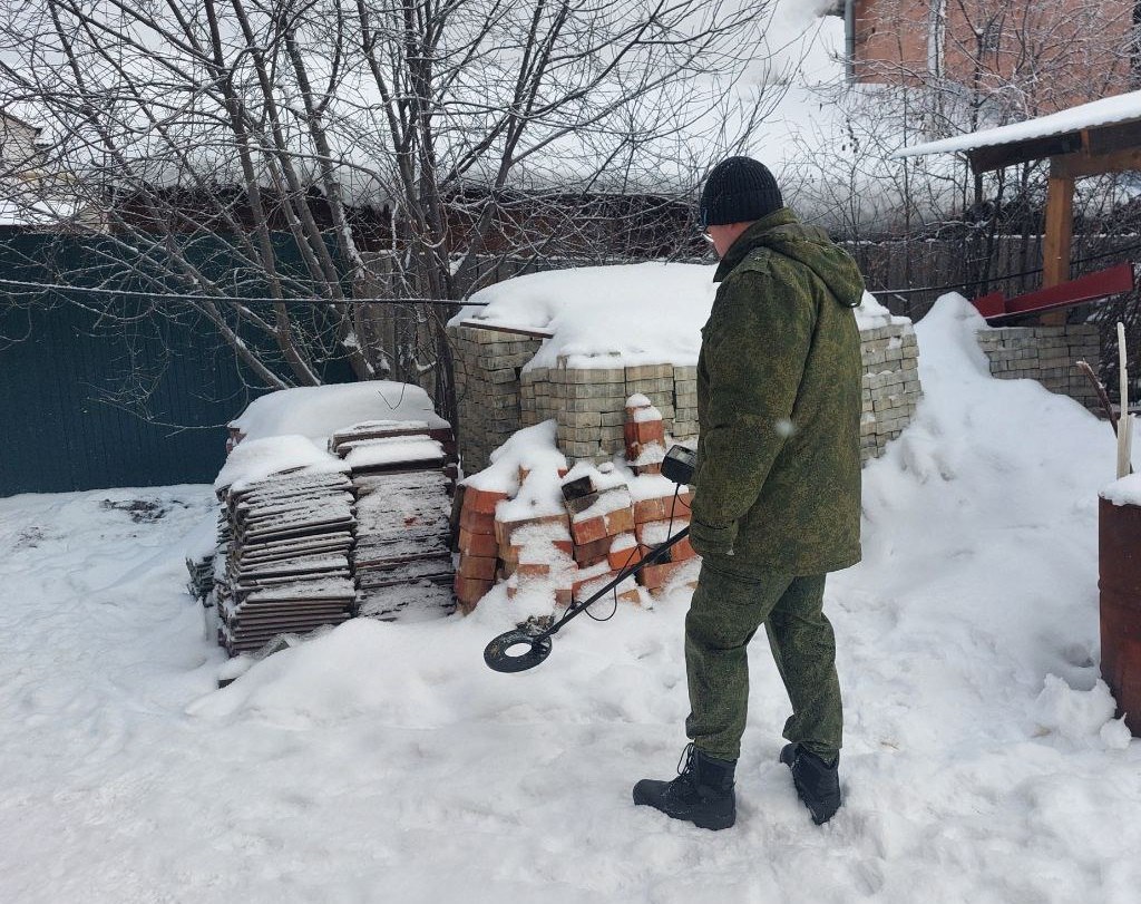 В Следственном комитете Свердловской области впервые прокомментировали убийство Алексея Суродеева, также известного как Сенсей и дядя Леша Колдун. Знахарь из Екатеринбурга лечил известных криминальных авторитетов.   В убийстве обвинили Андрея Овчинникова по кличке Банзай. Он был последним, кто посещал знахаря перед смертью. Возбуждено уголовное дело. Теперь криминальному авторитету грозит до 15 лет лишения свободы.  Все произошло 5 января в Березовском, где жил знахарь. По версии следствия, Леша Колдун и Овчинников вместе выпивали, в какой-то момент завязалась перепалка.  — Подозреваемый причинил ему несколько ножевых ранений, и затем скрылся с места происшествия, — рассказали в Свердловском СК.  Задержали Банзая в одной из больниц Екатеринбурга.  — У потерпевшего врачи обнаружили колото-резаные раны в области живота. Он был не контактен, повреждения оказались не совместимы с жизнью, — рассказал глава пресс-службы ГУ МВД по Свердловской области Валерий Горелых.  В ближайшее время Овчинникову изберут меру пресечения.  Фото: СКР по Свердловской области.