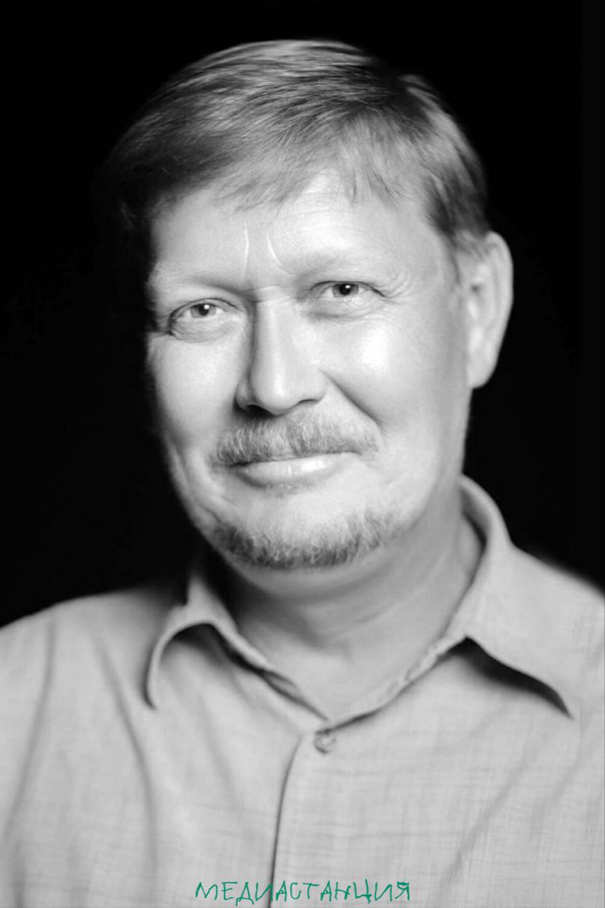 Актер Константин Орлов погиб на передовой в зоне спецоперации. Как сообщила его вдова, прослужить он успел всего пять дней, но трагически скончался в госпитале в Красном Луче от полученного ранения. «Это невосполнимая утрата для театра и всего региона. Константин был отзывчивым и неравнодушным. Он сам принял решение пойти на СВО, это было шоком для близких и друзей, но он сделал это — без тени страха и сомнений», – говорится в публикации коллег покойного из Тобольского драмтеатра. И так бывает... Соболезнуем родным и близким. Вечная память.