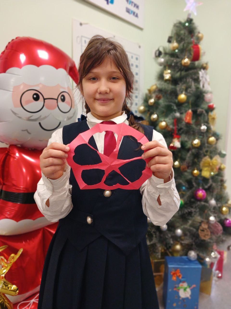 Сегодня в кружке Фантазёр прошло занятие по созданию новогодних снежинок Цели занятия Развитие мелкой моторики и навыков работы с бумагой и ножницами Развитие пространственного мышления и творческого воображения Воспитание аккуратности и терпения при выполнении кропотливой работы В ходе работы ребята узнали почему в природе не бывает двух одинаковых снежинок и приняли этот вызов На занятии дети освоили технику складывания шестиугольной заготовки из бумаги потренировались наносить и вырезать различные узоры треугольники дуги зубчики сердечки Самый волнительный момент разворачивание готовой снежинки Каждый раз это сюрприз и восторг Занятие прошло в атмосфере сосредоточенности и радости от созидания