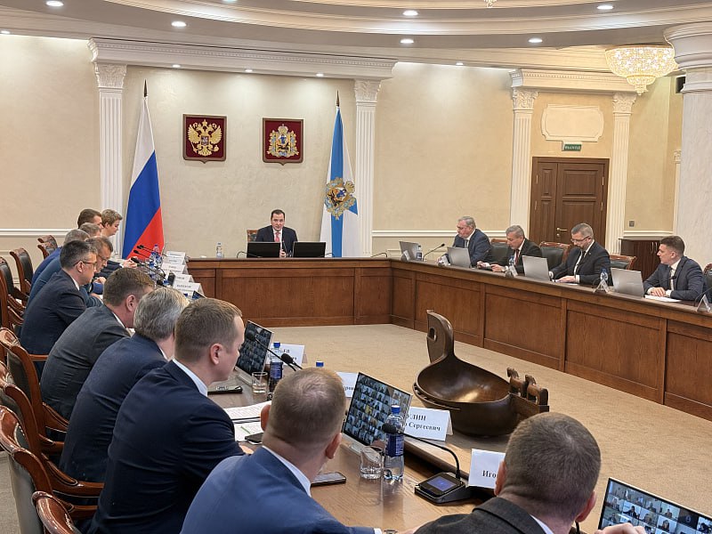 В микрорайоне Зелёный 1 Коряжмы продолжают создавать инфраструктуру Рабочую группу созданную по поручению главы региона для решения вопросов развития микрорайона Зеленый 1 возглавляет первый заместитель председателя правительства Архангельской области Дмитрий Рожин В её состав также входят руководители профильных министерств и инициативные жители микрорайона Зелёный 1 По словам Дмитрия Рожина в октябре состоялось очередное заседание штаба с участием по видео конференц связи инициативной группы из числа жителей Коряжмы На нем обсуждались пункты дорожной карты которая предполагает развитие транспортной доступности очистку ручья Витязевка строительство водопровода канализации и водопонижения на территории микрорайона На прошлой неделе начал работать автобусный маршрут для бесплатной перевозки обучающихся в школах города и проживающих на территории микрорайона Зелёный 1 Проведена работа по укреплению асфальтогранулятом участков дорог региональной сети На контроле остается вопрос установки дорожных знаков муниципалитет подтвердил что в ноябре эта работа будет завершена Кроме того уже подписан муниципальный контракт на строительство двух колодцев по переулку Прохладный Основной упор сейчас делается на планирование проектных работ по инженерным сетям на 2026 год Как подчеркнули в пресс службе губернатора и правительства Архангельской области в этом году в микрорайоне Зеленый 1 уже выполнено укрепление улично дорожной сети по улице Спасской завершены работы по очистке существующих водоотводных канав от кустарниковой растительности по улицам Рождественской и Радужной К концу ноября планируется выполнить работы по расчистке и углублению канав на улицах Благовещенской и Никольской Фото Кирилл Иодас