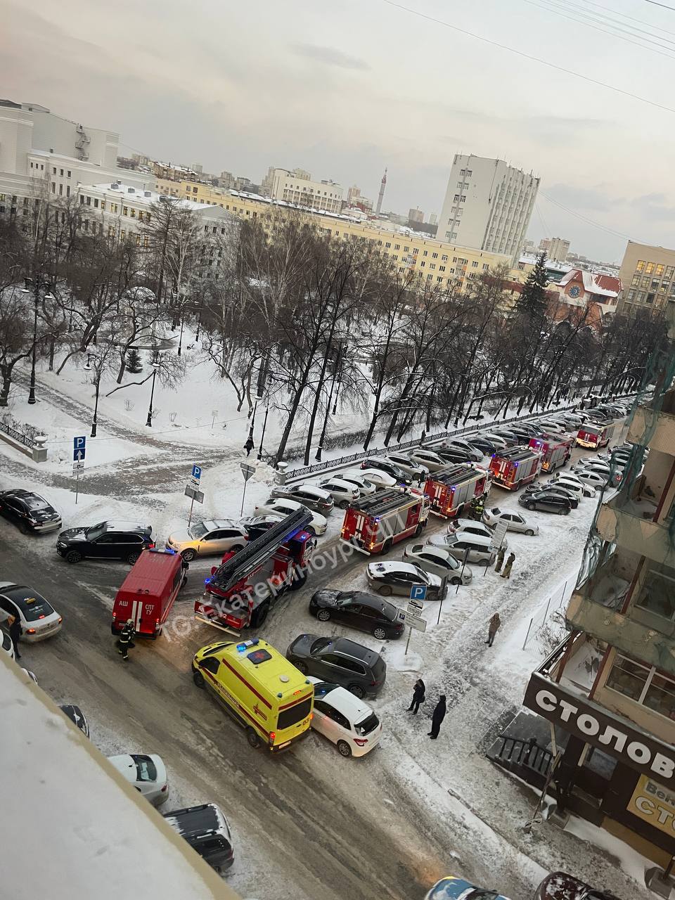 В гостинице «Большой Урал» эвакуация. К зданию приехали несколько пожарных машин и реанимация  В МЧС корреспонденту  .RU сказали, что поступило сообщение о задымлении. Спасатели выехали на место  Фото: телеграм-канал «Екатеринбург ЧП»