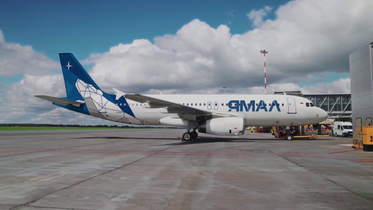 Воздушный перевозчик меняет облик авиакомпания Ямал запустила масштабное обновление бренда Первый шаг ребрендинга нанесение нового логотипа на борт самолета Airbus A320 Облик Sukhoi Superjet 100 останется прежним не считая мелких изменений Процесс перекраски авиапарка планируют завершить к концу 2027 года Масштабная работа будет реализовываться поэтапно В будущем пассажиров ждут перезапущенный сайт и создание мобильного приложения Полное обновление планируется завершить к 30 летию компании Скрин из видео телеграм канала авиакомпании Ямал Новости Ямала Поддержать нас бустом