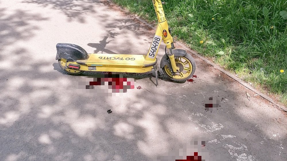 В Челябинске за наезд на пенсионерку с самокатчика требуют 100 тысяч рублей Прокуратура Тракторозаводского района направила в суд иск с требованием взыскать компенсацию морального вреда пенсионерке. 18-летний парень днем 27 мая наехал на 77-летнюю женщину. Происшествие произошло возле дома № 30 по улице Горького. Пенсионерка получила рваную рану голени и ушиб голеностопа. Пострадавшая испытала физические и нравственные страдания, отмечают в надзорном ведомстве. / Прислать новость