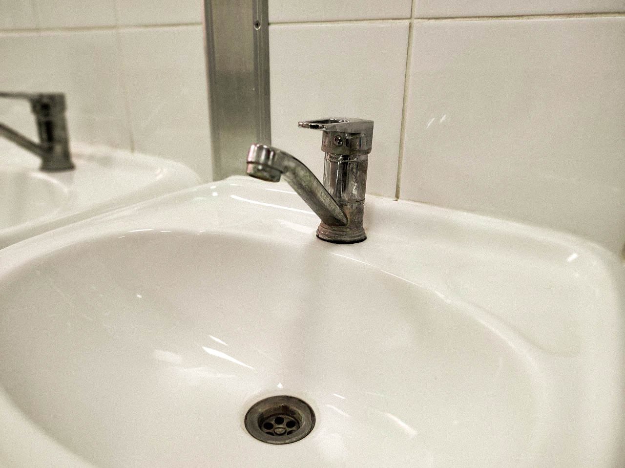На шести улицах Курска отменили отключение воды из-за непогоды Работа насосной станции №7 продолжится в штатном режиме в связи с неблагоприятными погодными условиями, поэтому на некоторых улицах сохранится водоснабжение. Так, по шести адресам холодную воду отключать не будут: улица 3-я Песковская; 2-й Литовский переулок; улица Энгельса от Литовской до реки Сейм и прилегающие улицы; Малиновые переулки; Шоссейные переулки; Литовская от Овечкина до Энгельса и прилегающие улицы; Малиновые переулки. Фото из архива.