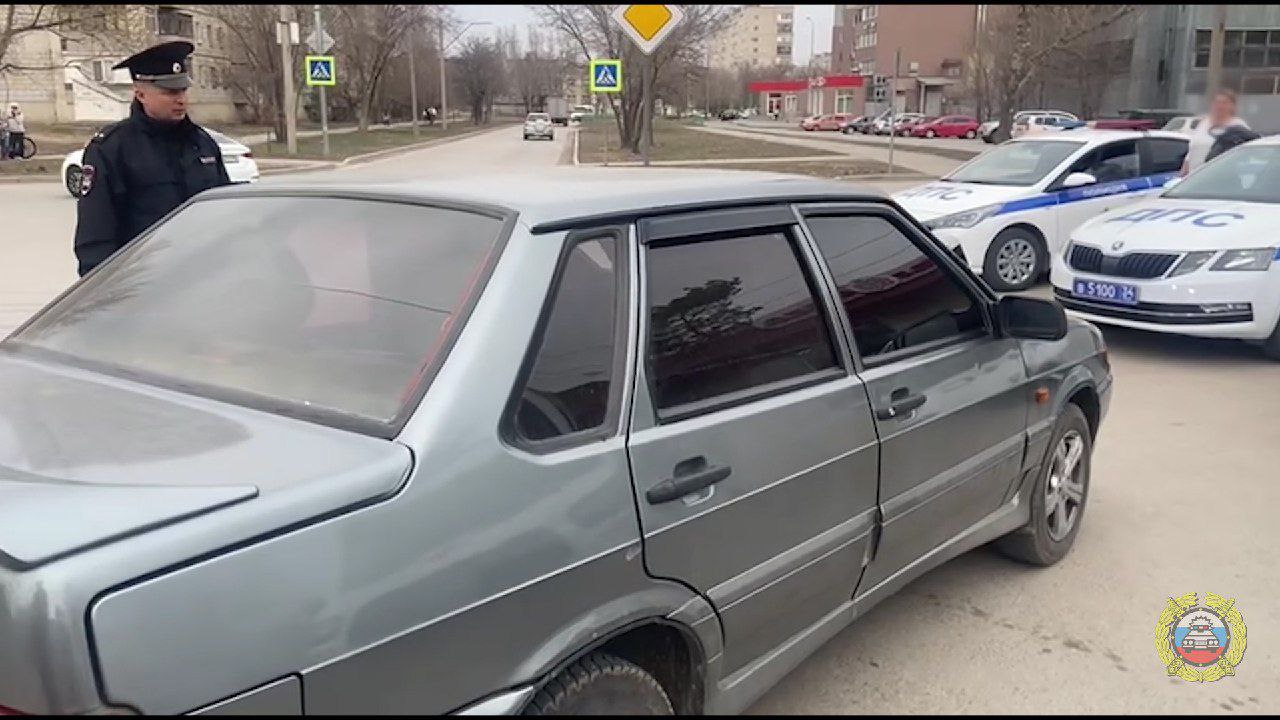 Массовые проверки водителей прошли в городе  Волжский  Сводные наряды ДПС провели широкомасштабное профилактическое мероприятие, направленное на снижение аварийности на территории города-спутника.   В результате проверок выявлены 5 водителей, не имеющих, либо лишенных права управления транспортными средствами. В отношении  33 водителей, использующих транспортные средства с тонированными стеклами, составлены административные материалы. Пресечены факты управления транспортными средствами с признаками опьянения.   Всего за вечер выявлено более 100 нарушений правил дорожного движения, а так же проведено почти 300 профилактических бесед с водителями, пассажирами и пешеходами.  Проведение рейдовых мероприятий будет продолжено.