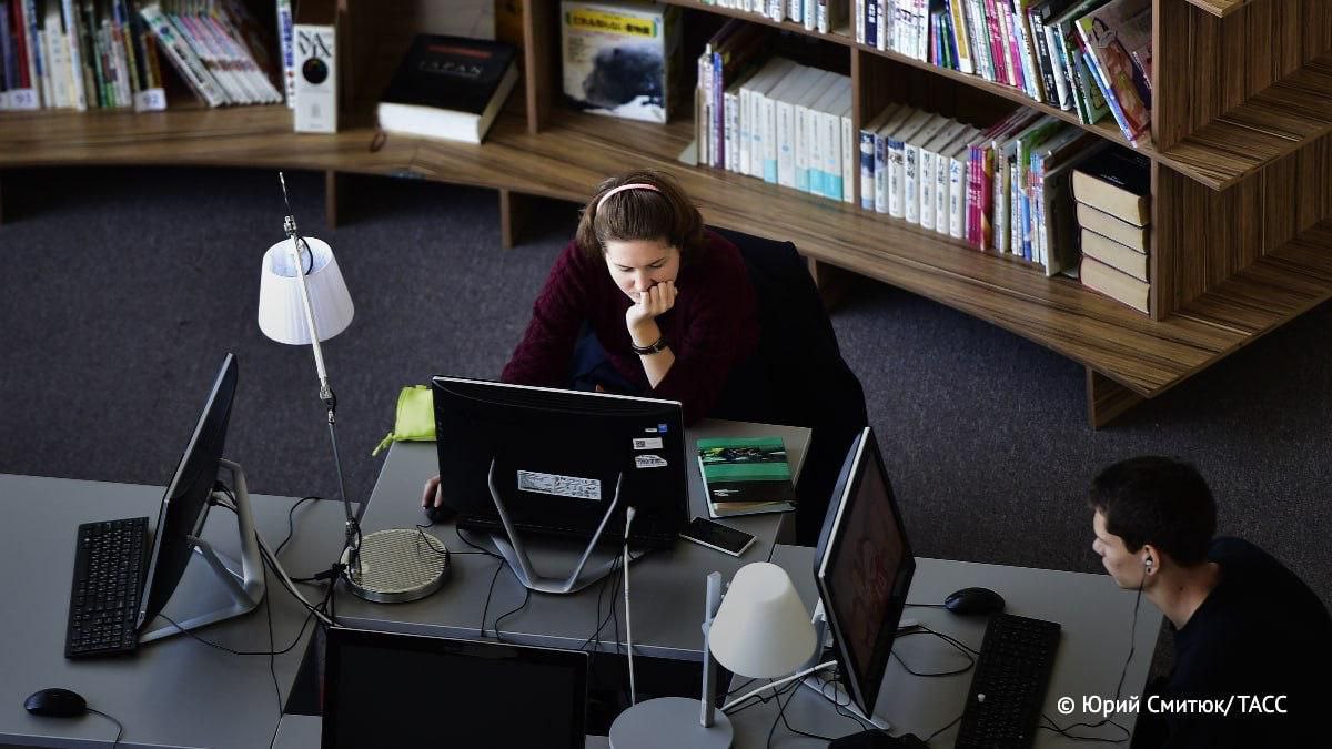 Самым читающим регионом по итогам 2025 года стала Магаданская область в среднем жители читали цифровые книги 1 час 27 минут в день сообщили ТАСС в сервисе Литрес В топ 10 также вошли Сахалинская область Республика Бурятия Еврейская автономная область и ряд других регионов России Источник Тасс