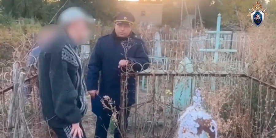 Под Саратовом опекуны годами истязали приемных детей Ребенок инвалид убит Жительницу Балакова Саратовской области и ее сына обвиняют в издевательстве над приемными детьми и убийстве одного из них По предварительным данным обвиняемые 52 летняя женщина и ее 35 летний сын в 2015 году оформили опеку над четырьмя детьми и проживали с ними сначала в Хвалынском районе а затем в Балакове Под предлогом воспитательных мер они систематически применяли насилие причиняя троим детям физические и психические страдания В один из дней в период с 2019 по 2021 год находясь в Хвалынском районе женщина посадила в свой автомобиль усыновленного малолетнего ребенка инвалидностью вывезла его в Балаково убила и спрятала тело Факт убийства ребенка длительное время оставался неизвестным в том числе по причине того что должностные лица органов опеки и попечительства не проводили проверок условий проживания детей в установленные законом сроки что не позволило своевременно выявить угрозу их жизни и здоровью Лишь в феврале 2025 года женщину отстранили от исполнения обязанностей опекуна был установлен факт исчезновения малолетнего Оба обвиняемых были задержаны и арестованы Также по факту халатности должностных лиц органов опеки и попечительства следственным управлением возбуждено уголовное дело статье 293 УК РФ Подробнее читайте на сайте Четвертой Власти