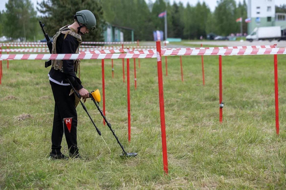 Седьмой Чемпионат и Первенство по практической стрельбе на Кубок Губернатора стартовал С самого утра команды силовых структур выполняли на полигоне упражнения из различного вооружения. С окончанием светового дня соревнования не прекращаются – часть упражнений стрелкам предстоит выполнять в ночное время Впервые в Чемпионате принимают участие команды по линии Министерства Внутренних Дел РФ международного похода «Наследие». В течение всех трёх дней ребята будут проходить этапы военно-спортивных игр «Наследники Победы». Сегодня дети прошли первые этапы военизированной эстафеты и соревновались в стрельбе из пневматического пистолета. Напомню, зрители смогут посетить соревнования в субботу, 31 мая. Для удобства будет продлён маршрут автобуса №19. В этот же день перед гостями и участниками Чемпионата выступит Заслуженный артист России Евгений ДЯТЛОВ.