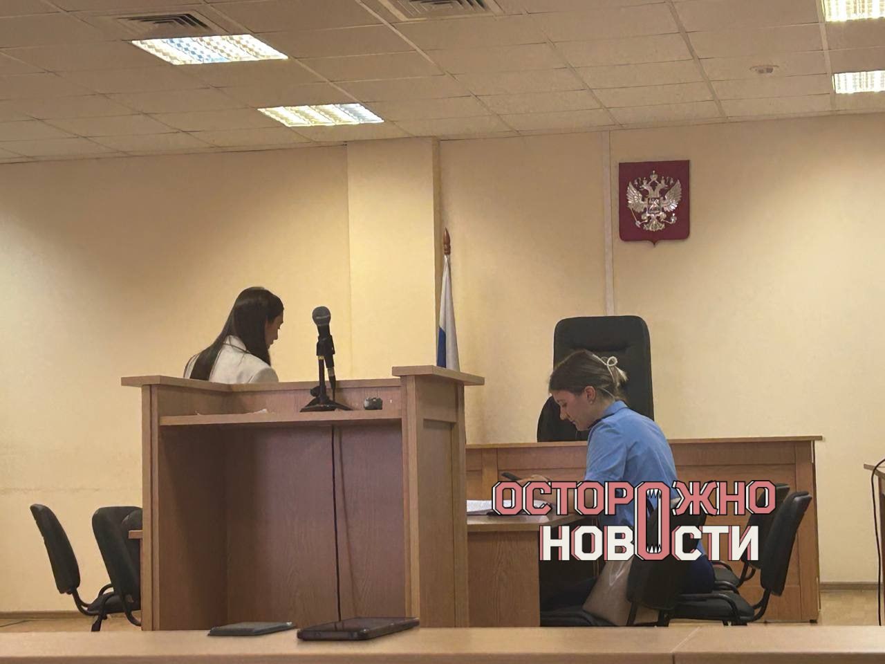 Европейский университет в Петербурге оштрафовали на 250 тысяч рублей за исследование о работе судебных экспертов  Смольнинский районный суд Петербурга признал вуз виновным по административной статье о разжигании вражды, сообщает корреспондент «Осторожно, новости».  Поводом для преследования стал аналитический отчет «Как и кем творится судебная экспертиза: эксперты в контексте межведомственных взаимодействий», который был опубликован в сентябре 2024 года. Прокуратура обнаружила в нем «признаки, направленные на унижение достоинства группы лиц по признакам принадлежности к социальной группе “российские судебные эксперты”».  Адвокаты подчеркивали, что документ не содержит никаких унизительных показаний, и на научную работу дали рецензии профессора и доктора наук. Сам отчет был представлен еще в 2021 году на публичной конференции.  Суд не прислушался к доводам защиты и оштрафовал университет на 250 тысяч рублей.  Фото: телеграм-канал «Осторожно, новости»  Подписаться на «Новую-Европа»