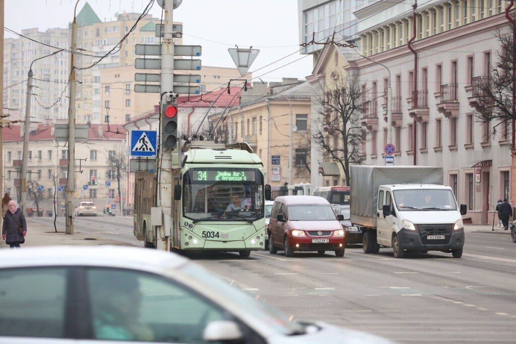 Узнали, в каком регионе Беларуси появятся автомобильные номера с цифрой «8»  В Минске начнется использование новых автомобильных номеров с цифрой «8», так как регистрационные знаки с «семеркой» заканчиваются.    Каждый регион Беларуси имеет свой уникальный автомобильный код. В Брестской области это цифра «1», в Витебской — «2», в Гомельской — «3», в Гродненской — «4», в Минской — «5», а в Могилевской — «6».  Минск ранее использовал код «7» для своих регистрационных номеров. Однако с марта 2024 года в столице началась выдача автомобильных знаков серии XM. На тот момент свободными оставались еще XН, XO, XР, XС, XT, XX.    Сейчас доступны номера с буквами XX. С переходом на новый формат, в Минске начнут использовать номерные знаки с цифрой «8».  #авто    Подпишись — Минская правда MLYN.by