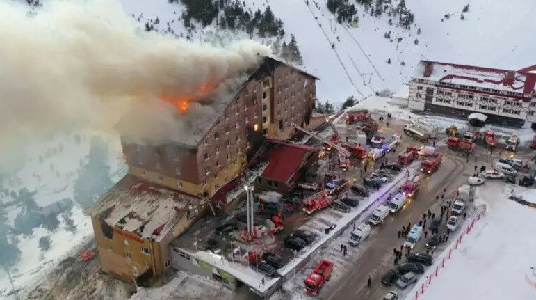 В Турции 11 человек приговорили к пожизненному заключению за пожар в отеле где погибли 78 человек Турецкий суд приговорил к пожизненному заключению владельца отеля Grand Kartal и ещё 10 человек за пожар в котором погибли 78 человек передает ArbatMedia Прислать новость