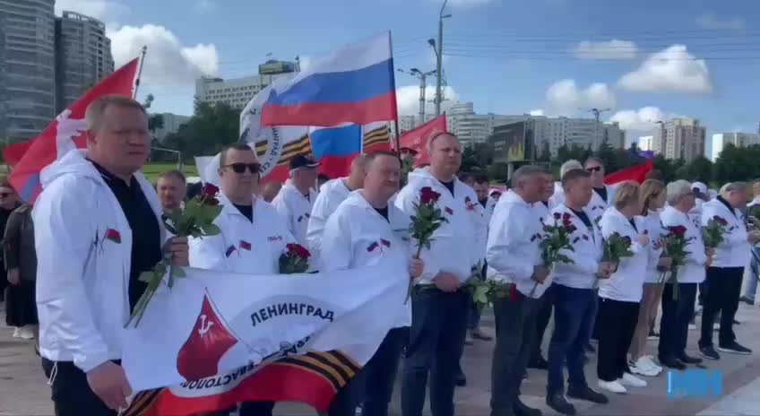 Делегация Беларуси и России возложила цветы у стелы «Минск — город-герой»
