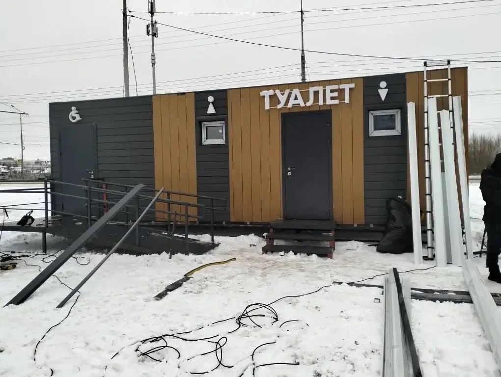 На Царьградском проспекте Йошкар Олы устанавливают новый общественный туалет В администрации города рассказали что здесь будет три просторные кабины для людей с ограниченными возможностями здоровья предусмотрен отдельный вход Обещают что новый объект сдадут до конца года