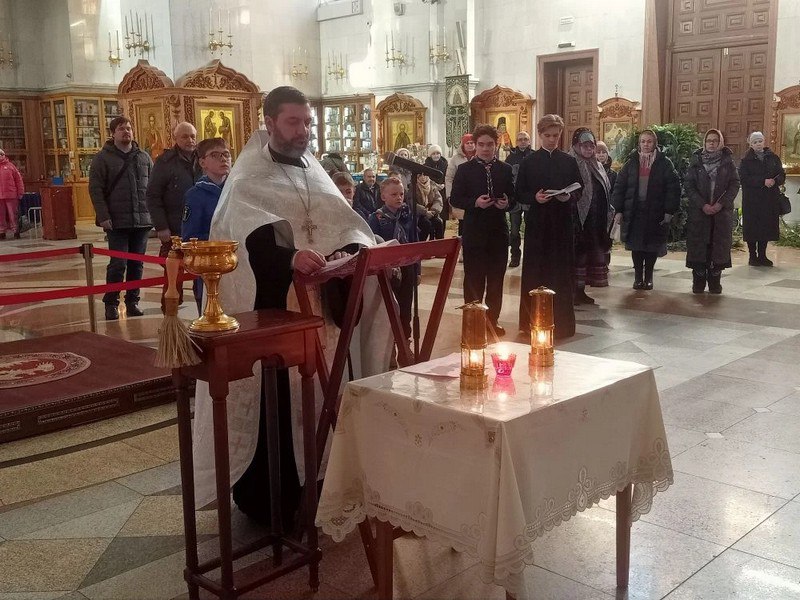 Православные следопыты впервые доставили в Хабаровск Вифлеемский огонь Огонь зажгли в храме Рождества Христова в Вифлееме где родился Младенец Христос и привезли через Европу и Белоруссию в Россию Его передавали по цепочке из рук в руки российские скауты пока он не достиг Дальнего Востока