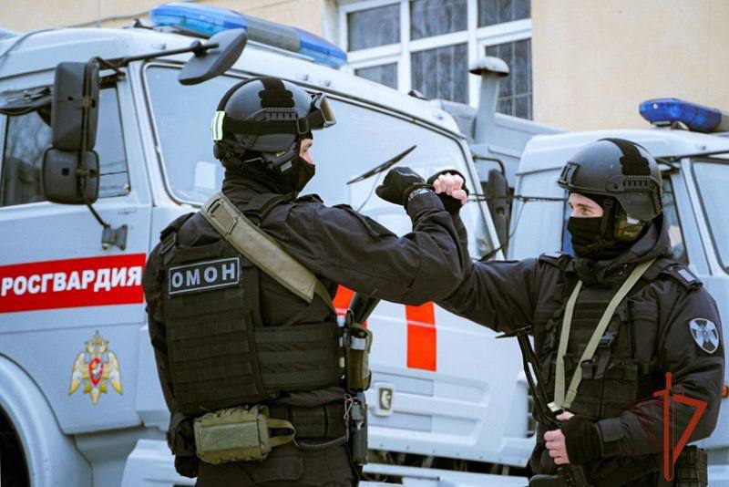 Росгвардейцы помогли жителю Бийска с подозрением на инфаркт На одной из трасс Алтайского края бойцы бийского отряда Росгвардии пришли на помощь мужчине которому стало плохо в дороге Его жена остановила служебный автомобиль и обратилась к сотрудникам за помощью У мужчины наблюдались боли в сердце и головокружение В этот момент рядом оказался фельдшер медчасти спецподразделения который предположил предынфарктное состояние Сотрудники Росгвардии сопроводили машину до больницы в селе Троицкое где мужчину передали врачам пресс служба Росгвардии
