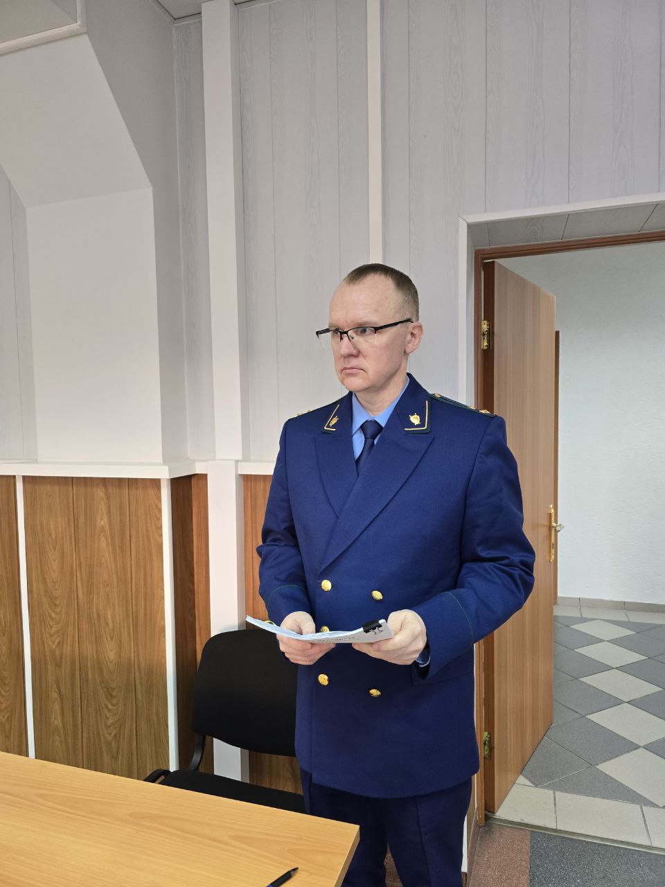 По иску прокуратуры Ноябрьска в пользу близких родственников погибшего на производстве работника взыскана полагающаяся компенсация Установлено что при исполнении трудовых обязанностей в сентябре 2024 г в результате падения сваебойного дизельного трубчатого молота работник предприятия получил множественные повреждения несовместимые с жизнью   Подробности на сайте ведомства