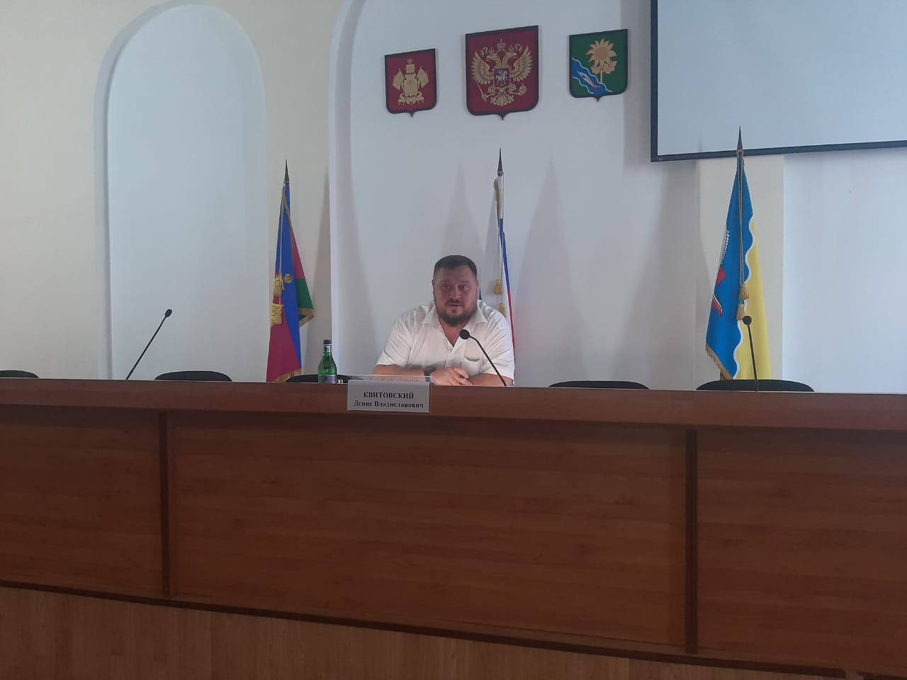 На очередном планёрном совещании глава города Ейска Денис Квитовский, дал оценку ситуации по вывозу мусора и покосу сорной растительности, отметив, что улучшения есть, но необходимо темп не сбавлять, а наоборот наращивать. Так же глава поставил задачу подготовить и опубликовать список территорий, где будет произведена обрезка деревьев и покос травы. «Нужно иметь плановую работу, с которой необходимо ознакомить жителей города. Население должно знать, как и что делает администрация» - отметил глава. По результатам приезда руководителя края, Губернатора Вениамина Ивановича Кондратьева, был отдан ряд поручений.
