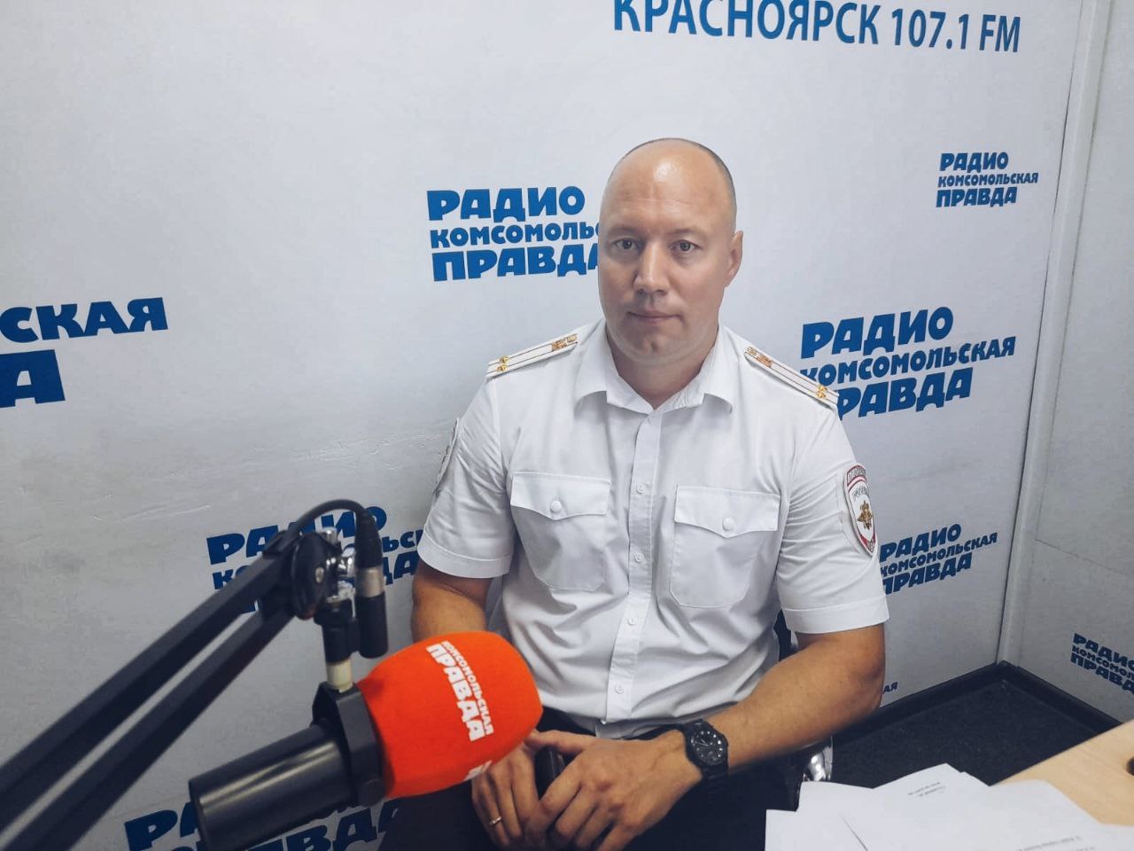 «Служебную собаку никогда не заменит искусственный интеллект», —начальник Центра кинологической службы ГУ МВД России по Красноярскому краю Сергей Сидорович рассказал об особенностях профессии кинолога в эфире Радио «КП» Подполковник полиции в преддверии Дня кинологических подразделений МВД России рассказал радиослушателям об особенностях работы полицейских и их четвероногих помощников. В эфире обсудили, как проходят обучение полицейские-кинологи и их питомцы, какие специализации прививаются собакам в ходе подготовки к службе и что происходит с пушистыми ветеранами СПОЙЛЕР: их практически всегда забирает в семью кинолог . Поздравляем наших коллег с праздником, а вас призываем послушать эфир! ГУ МВД России по Красноярскому краю