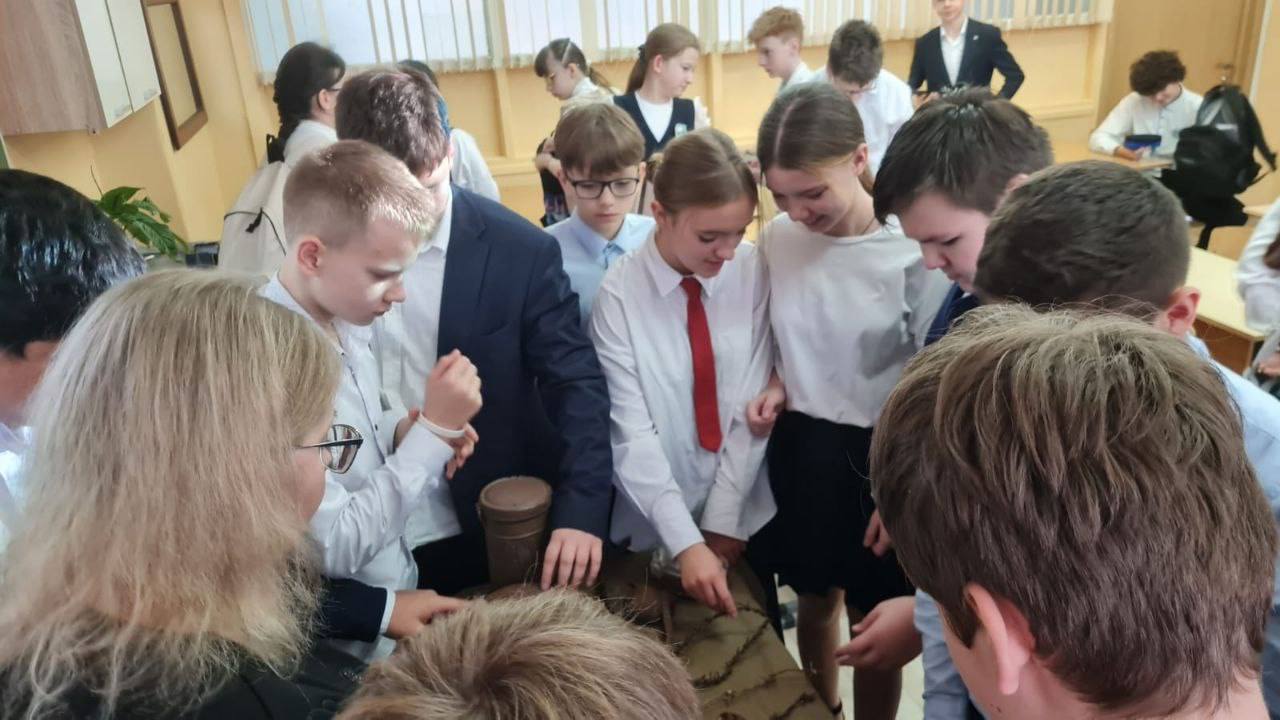 Поисковики провели урок мужества в Балашихе Ученики первой балашихинской школы встретились с Юлией Кузнецовой командиром поискового отряда Батальон и руководителем подмосковного штаба всероссийского проекта Судьба солдата Ребята узнали подробности ежегодных экспедиций как поисковики исследуют места былых сражений Великой Отечественной войны что используют когда ищут останки погибших солдат и как устанавливают имена героев павших на полях боев Также школьники познакомились с работой специалистов проекта Судьба солдата цель которых установить судьбу каждого погибшего защитника Родины через архивные данные и современные технологии поиска Очень важно помнить историю своей семьи и своего народа ведь каждый солдат заслуживает благодарности потомков подчеркнула Юлия Александровна Встреча завершилась живым обсуждением множеством вопросов ребят а также подростки смогли ознакомиться с артефактами времён Великой Отечественной войны Подписаться на поисковиков