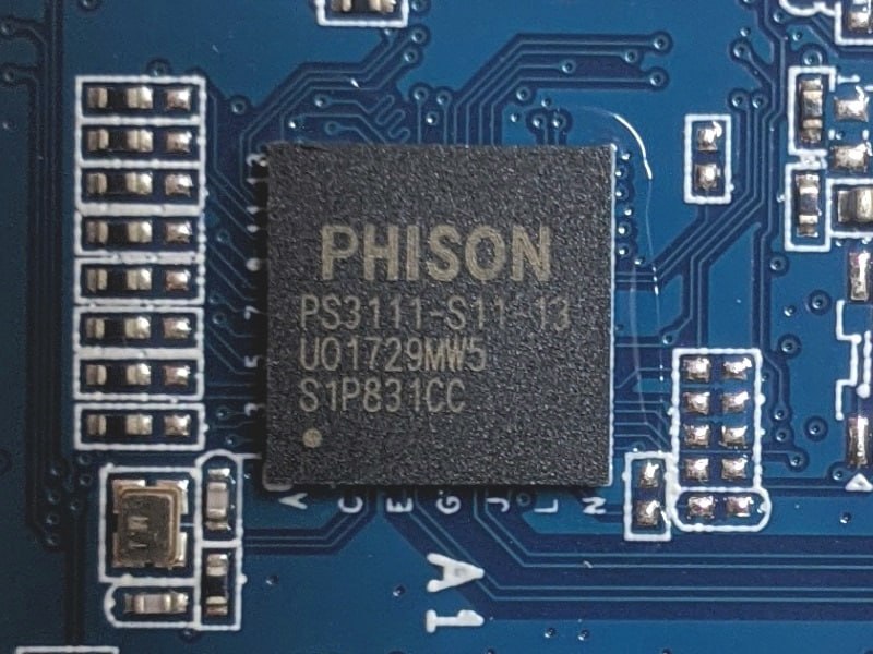 Сбои Windows 11 на SSD с контроллерами Phison вызваны бета прошивками После одного из последних апдейтов Windows 11 под номером KB5063878 пользователи SSD на контроллерах Phison стали жаловаться что при записи разом 50 ГБ накопители перестают определяться системой а данные могут потеряться Теперь же специалисты PCDIY и вместе с инженерами Phison выяснили проблему и как оказалось Microsoft не виновата Сбои происходят на SSD с бета версиями прошивки такие накопители могут попадать в руки обзорщиков При этом в случае с накопителями из розницы на стабильных прошивках никаких проблем после длительных тестов выявлено не было Мой Компьютер